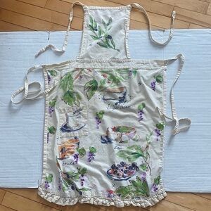 KITCHEN Apron in cotton featuring a French cheese-themed pattern in Creme.